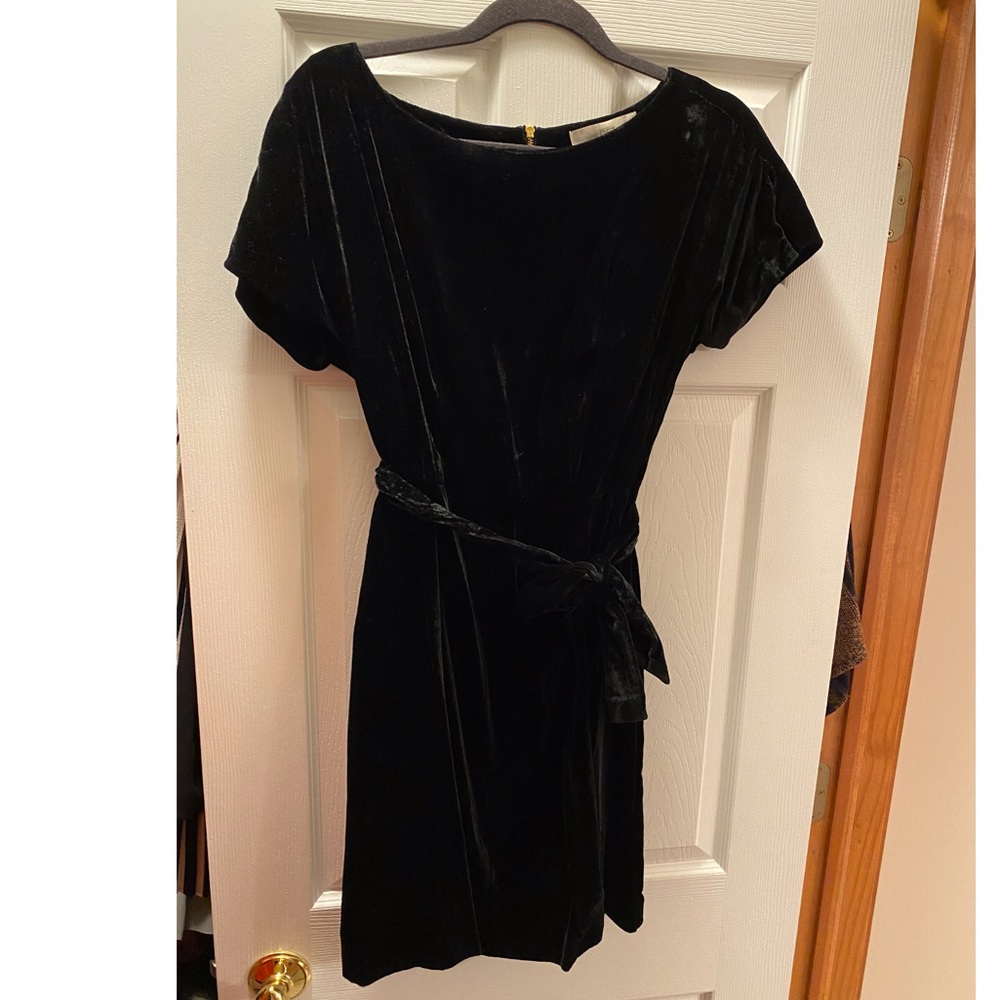 Velvet black kneelength dress